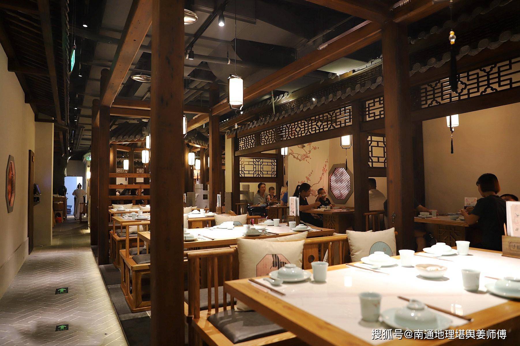 风水师傅，饭店酒店内部的小桥流水是否旺生意呢 2023-06-12 之前某个时候，江苏南通风水命理师、蒋氏三元地理廿五代传人、易经风水研究学者姜军先生，曾经讲述过不少关于饭店酒店各类餐饮方面的风水案例，此次认为，饭店酒店内部的小桥流水造型，对店内生意的影响不能一概而论，关键是要综合各方面情况，才知兴衰与否？到了饭店内部一看，就知道肯定看过风水的，明显经过精心的风水布
