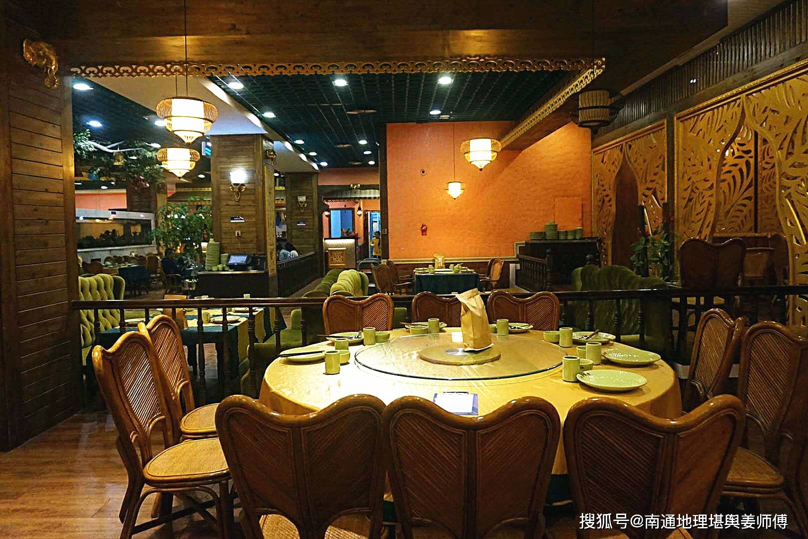 风水师傅，饭店酒店内部的小桥流水是否旺生意呢 2023-06-12 之前某个时候，江苏南通风水命理师、蒋氏三元地理廿五代传人、易经风水研究学者姜军先生，曾经讲述过不少关于饭店酒店各类餐饮方面的风水案例，此次认为，饭店酒店内部的小桥流水造型，对店内生意的影响不能一概而论，关键是要综合各方面情况，才知兴衰与否？到了饭店内部一看，就知道肯定看过风水的，明显经过精心的风水布