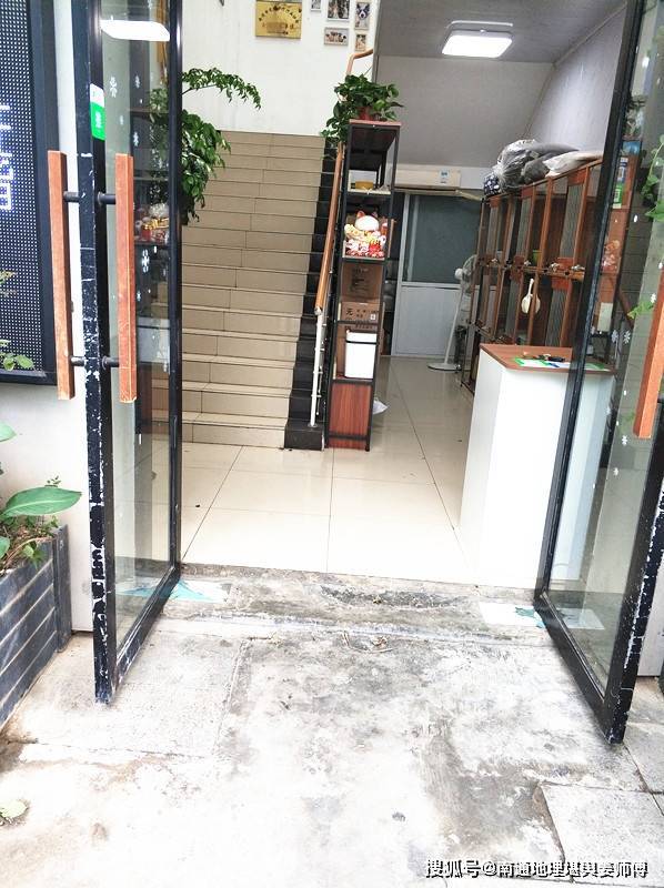 太公相宅国学，店铺之门脸儿为何格格不入？ 2023-03-29 来到店铺外面，站在店铺门口仔细端详，这是一个以底下一间店面房为主，可直达楼上的楼梯通道，又是很重要的门面、招牌所在之处，同时还是客户出入的主气口、纳财、纳气之地。不管楼上多大面积，如果底下的店铺门口布局不合理，内部或外部、上部与下部、甚至左右店铺等有“格格不入”的，再出现了建筑上的“所谓的煞”、对店
