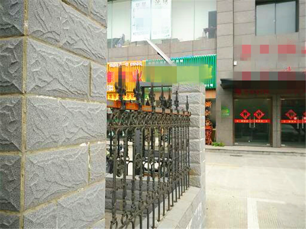 南通风水师姜军所见店铺的四重煞 2017-02-15 何为四重煞？一煞，飞镖密布正对；二煞，燃气总集成汇集在此，危险源必然存在；三煞，灯杆高耸直对；大家疑···