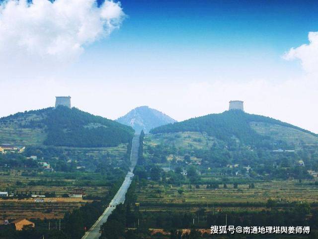 太公相宅国学，我们来看看古代先贤如何论吉地、凶地 2023-04-08 我们平时所住的地方,一般统称阳宅，阳宅风水则对应所住之人吉凶福祸。因为长住，故周边地理环境、内在结构、不同的人，会被不同气场、磁场所主导和影响！而阴宅是逝去之人的住宅，或者称之归宿之所，受各种地理环境和因素的影响，势必也会影响后代子孙的。我们民族的传统历来都是很尊敬祖先，讲究”天人合一“的理念，所以也