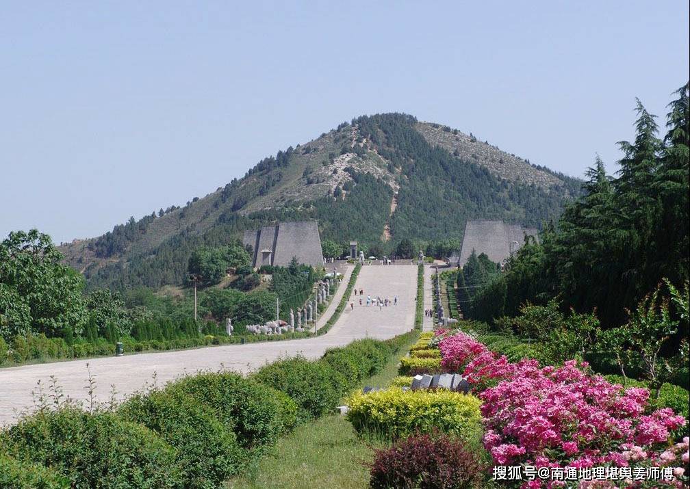 太公相宅国学，我们来看看古代先贤如何论吉地、凶地 2023-04-08 我们平时所住的地方,一般统称阳宅，阳宅风水则对应所住之人吉凶福祸。因为长住，故周边地理环境、内在结构、不同的人，会被不同气场、磁场所主导和影响！而阴宅是逝去之人的住宅，或者称之归宿之所，受各种地理环境和因素的影响，势必也会影响后代子孙的。我们民族的传统历来都是很尊敬祖先，讲究”天人合一“的理念，所以也