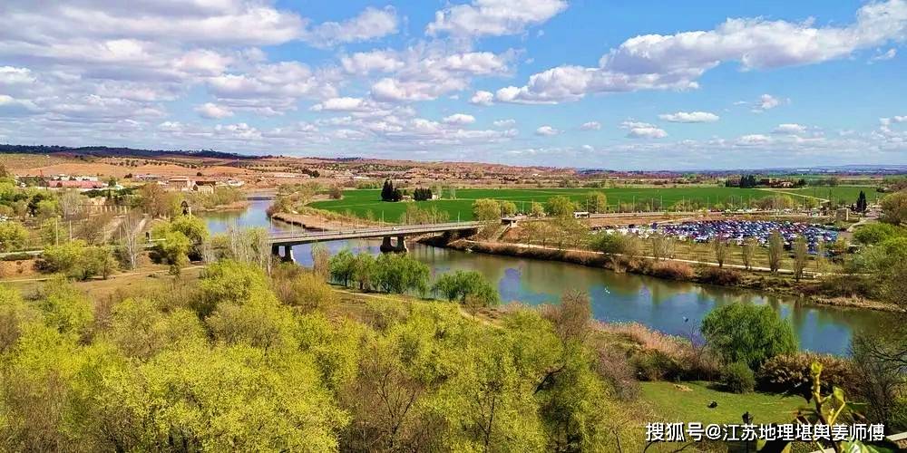 乡宅里平常的一对老夫妻，一门竟然出了三个高材生 2024-01-23 李老板若有所思地用手指向河东那一户邻居，能看出他们家后代怎么样吗？这一轻轻的一问？如同突如而来的旋风，看看风、水师傅能否屹立不倒？还是惊慌失措呢……风、水师傅接着说，光看这户人家外在环境，不足以马上下结论，必须要到现场去感受“风、水气场的影响”，另外要结合一下祖坟风、水环境条件等。文中图片，仅供参考