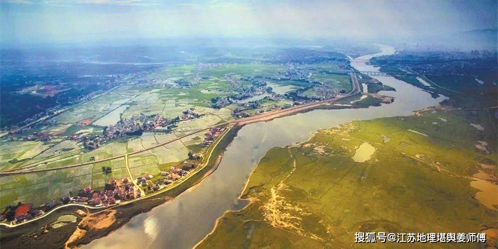 乡宅里平常的一对老夫妻，一门竟然出了三个高材生 2024-01-23 李老板若有所思地用手指向河东那一户邻居，能看出他们家后代怎么样吗？这一轻轻的一问？如同突如而来的旋风，看看风、水师傅能否屹立不倒？还是惊慌失措呢……风、水师傅接着说，光看这户人家外在环境，不足以马上下结论，必须要到现场去感受“风、水气场的影响”，另外要结合一下祖坟风、水环境条件等。文中图片，仅供参考
