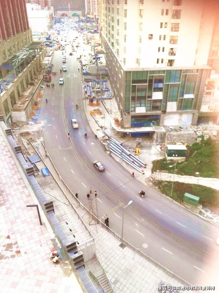 看风水的师傅怎么说，在住宅风水环境中有无犯的错误（上篇） 2024-11-27 现在的住宅环境可以说越来越好了、越讲究了！经济相对发达的地方，不论城市还是郊区或者乡下，住宅的档次和品质越来越高了。大家都懂得住宅环境是十分关系人的心情、健康、寿命、运气和气势的，甚至越来越重视风水的优和劣。最近，江苏南通风水命理师、蒋氏三元地理廿五代传人、易经风水研究学者姜军先生，根据所经历的风水
