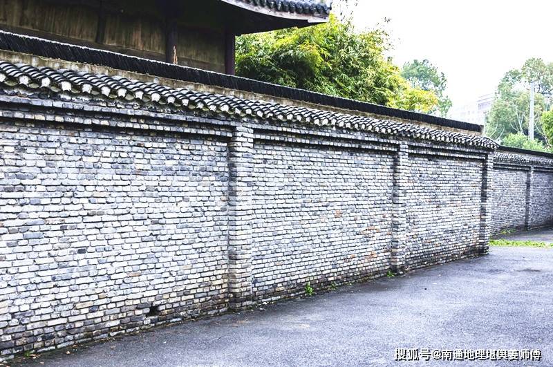 看风水的师傅怎么说，在住宅风水环境中有无犯的错误（上篇） 2024-11-27 现在的住宅环境可以说越来越好了、越讲究了！经济相对发达的地方，不论城市还是郊区或者乡下，住宅的档次和品质越来越高了。大家都懂得住宅环境是十分关系人的心情、健康、寿命、运气和气势的，甚至越来越重视风水的优和劣。最近，江苏南通风水命理师、蒋氏三元地理廿五代传人、易经风水研究学者姜军先生，根据所经历的风水
