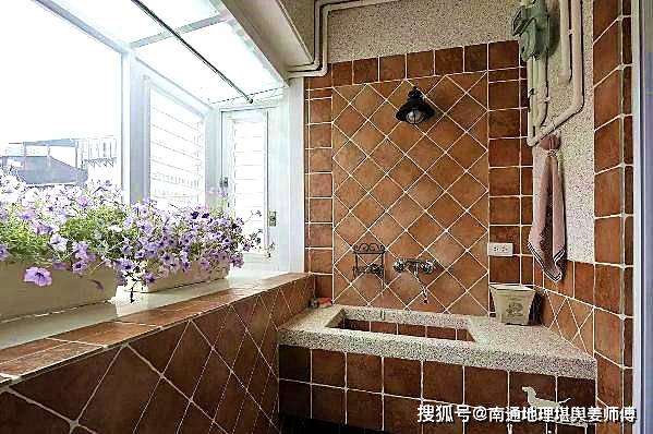 阳台上的水池是怎样影响到你家风水的？ 2023-05-25 很显然，现在的很多小区住宅里，为了生活方便常会在阳台上会安装两个水池，或有的会安装一个或不安装，应该···